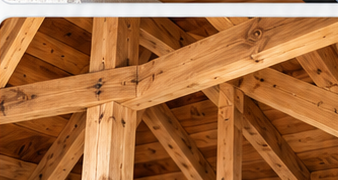 Vue intérieure d’une charpente traditionnelle en bois